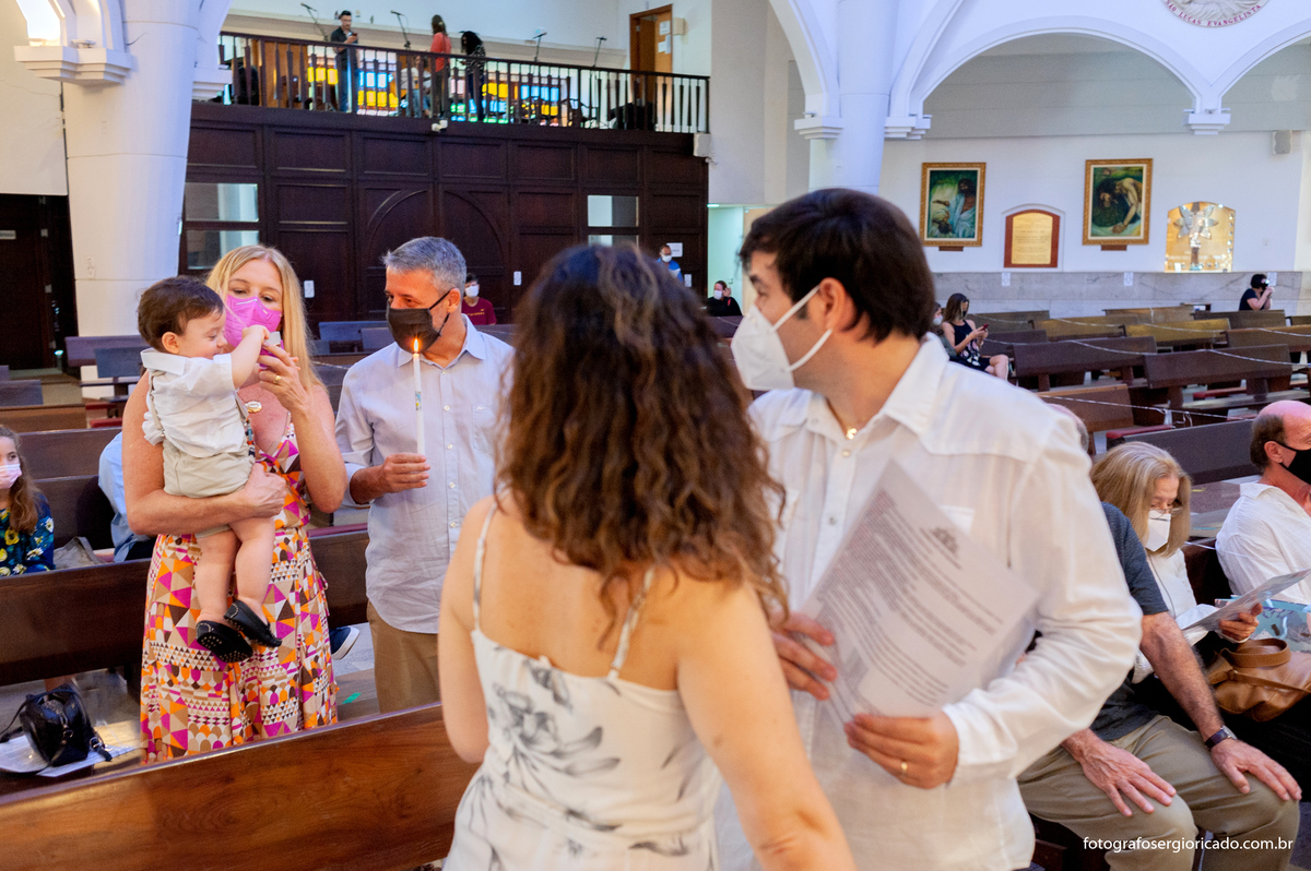Imagem dos pais e padrinhos durante o rito do batizado da criança na Paróquia São Francisco de Paula na Barra da Tijuca no Rio de Janeiro