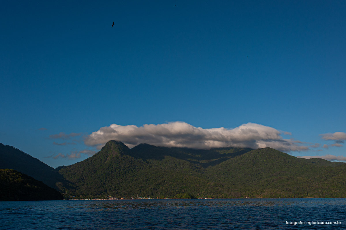 Imagem da paisagem com vista para Praia do Abraão na Ilha Grande, Angra dos Reis no Rio de Janeiro