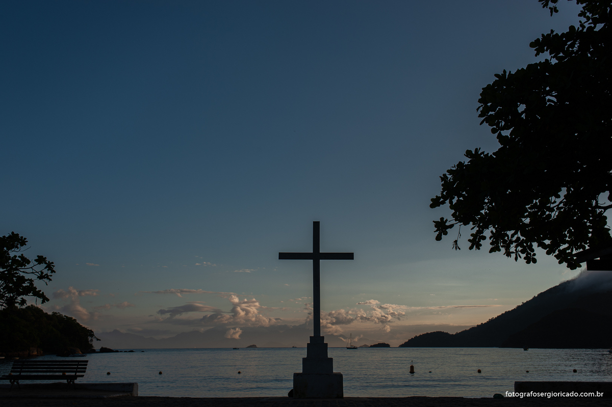 Imagem do amanhecer na Praia do Abraão na Ilha Grande, Angra dos Reis no Rio de Janeiro