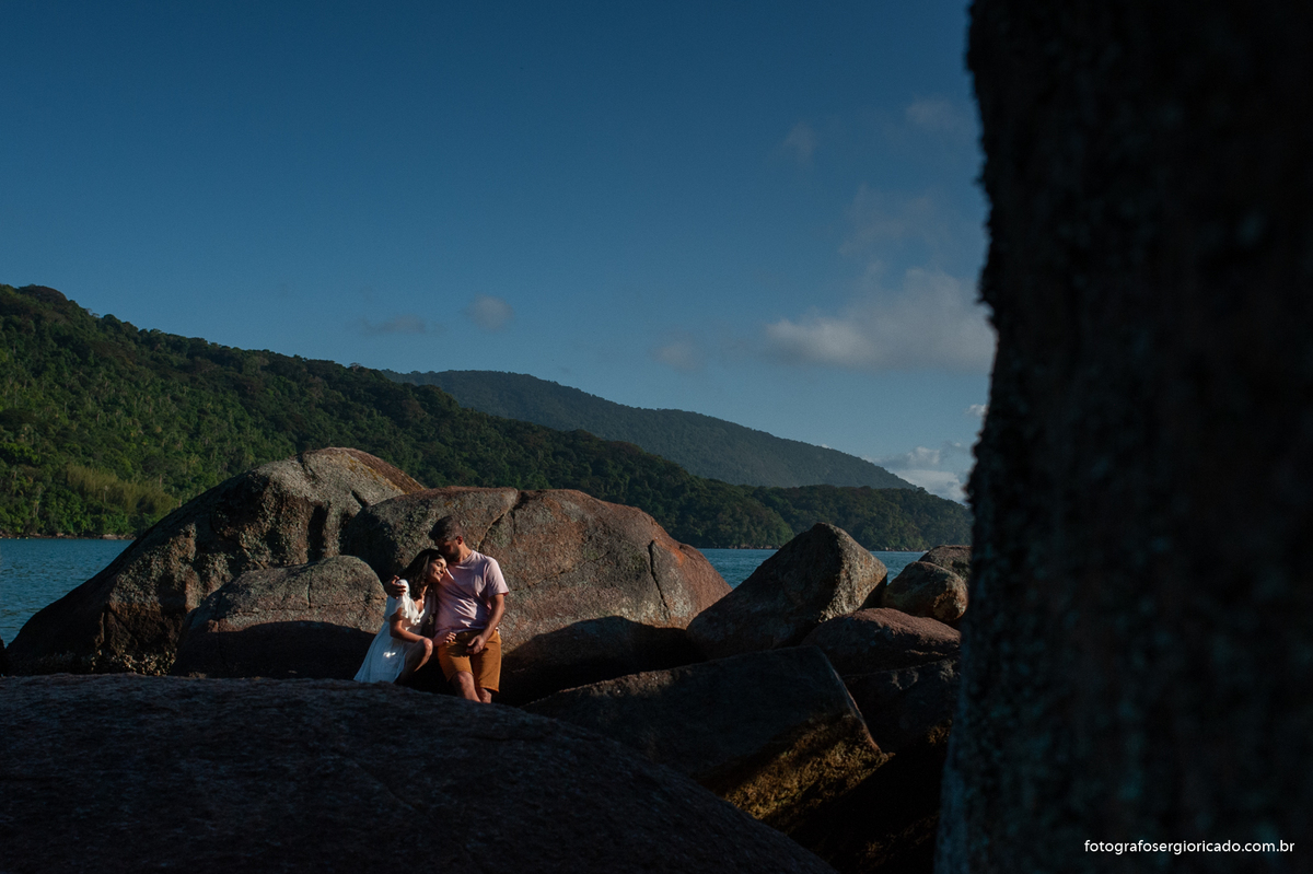 Fotografia de ensaio de casal realizada na Praia do Pouso na Ilha Grande, Angra dos Reis no Rio de Janeiro.
