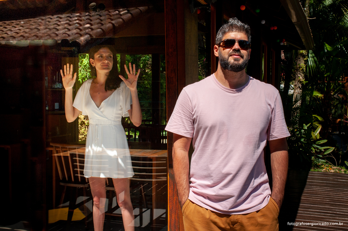 Fotografia de ensaio de casal na Pousada Atlânica Jungle Lodge na Praia do Pouso em Ilha Grande, Angra dos Reis no Rio de Janeiro.