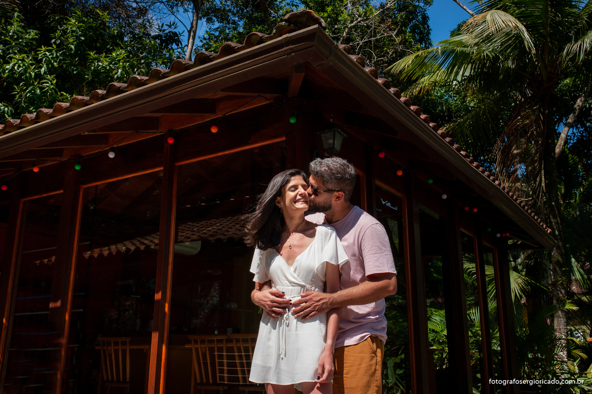 Fotografia de ensaio de casal na Pousada Atlânica Jungle Lodge na Praia do Pouso em Ilha Grande, Angra dos Reis no Rio de Janeiro.