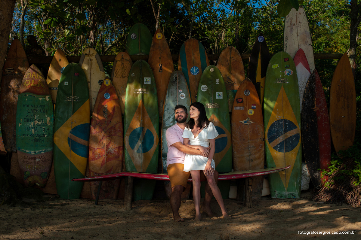 Fotografia de ensaio de casal com pranchas de surf na Praia do Pouso em Ilha Grande, Angra dos Reis no Rio de Janeiro.