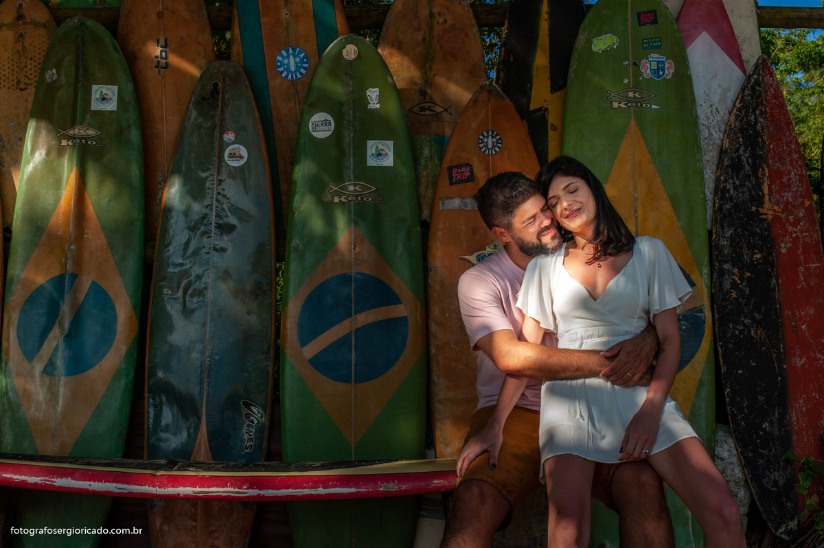 Fotografia de ensaio de casal com pranchas de surf na Praia do Pouso em Ilha Grande, Angra dos Reis no Rio de Janeiro.
