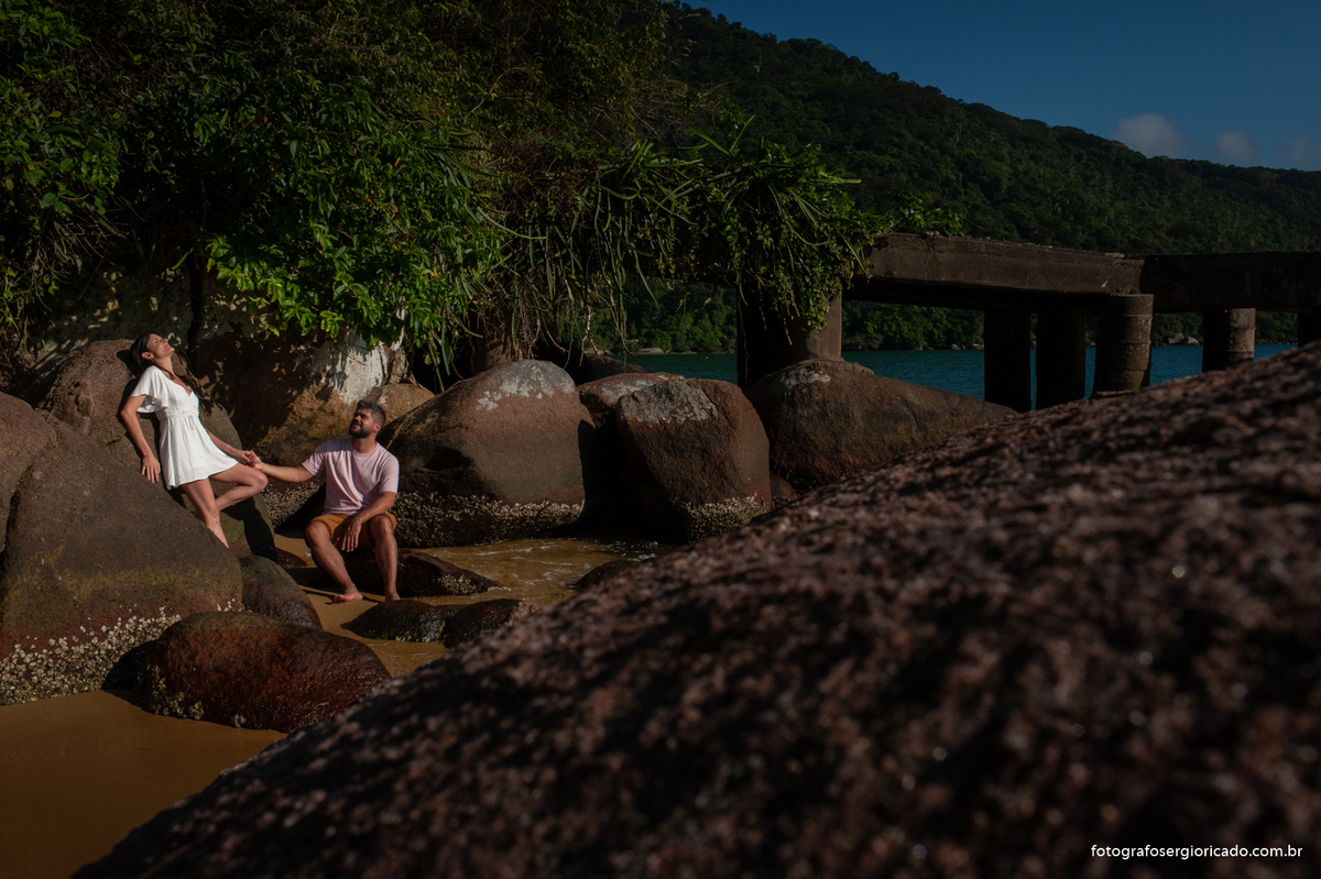 Fotografia de ensaio de casal na Praia do Pouso em Ilha Grande, Angra dos Reis no Rio de Janeiro.