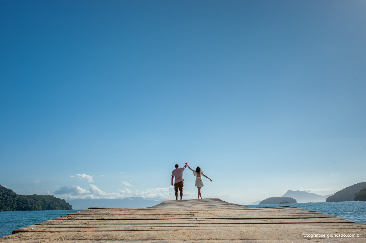 Fotografia minimalista de ensaio de casal na Praia do Pouso em Ilha Grande, Angra dos Reis no Rio de Janeiro.