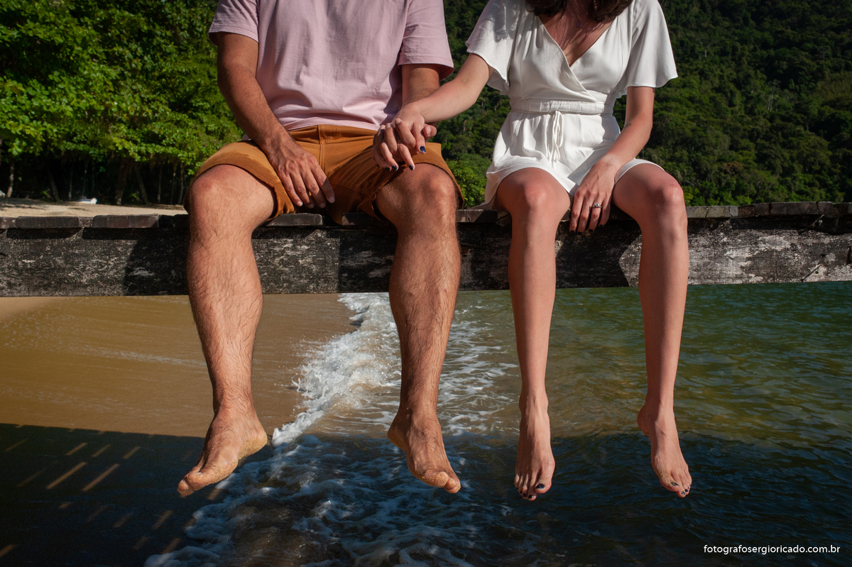 Fotografia de ensaio de casal na Praia do Pouso em Ilha Grande, Angra dos Reis no Rio de Janeiro.