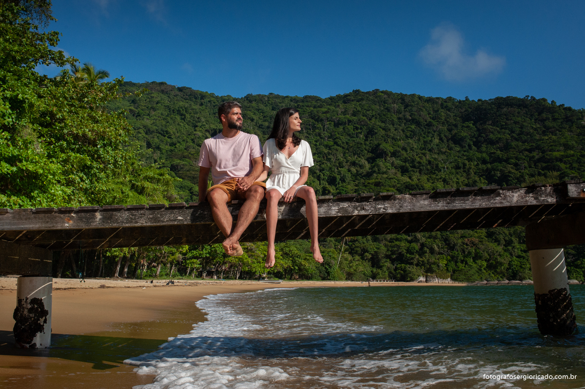 Fotografia de ensaio de casal na Praia do Pouso em Ilha Grande, Angra dos Reis no Rio de Janeiro.
