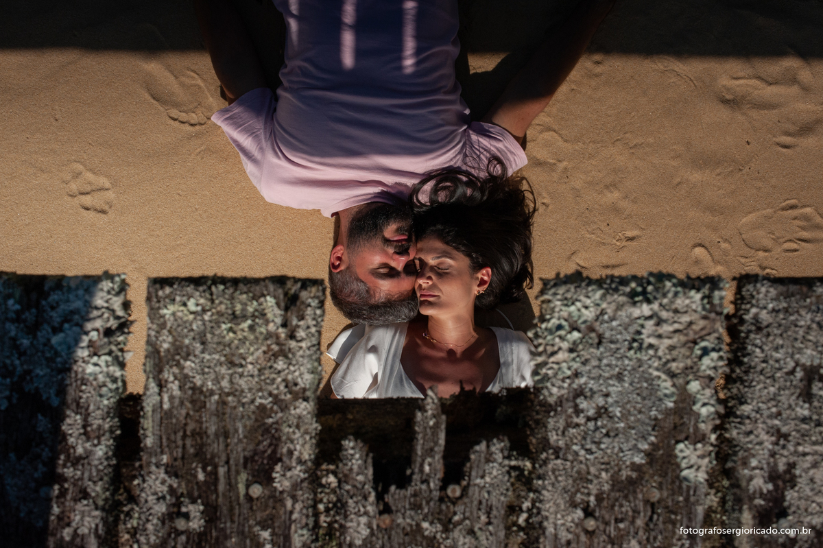 Fotografia de ensaio de casal na Praia dos Mangues em Ilha Grande, Angra dos Reis no Rio de Janeiro.