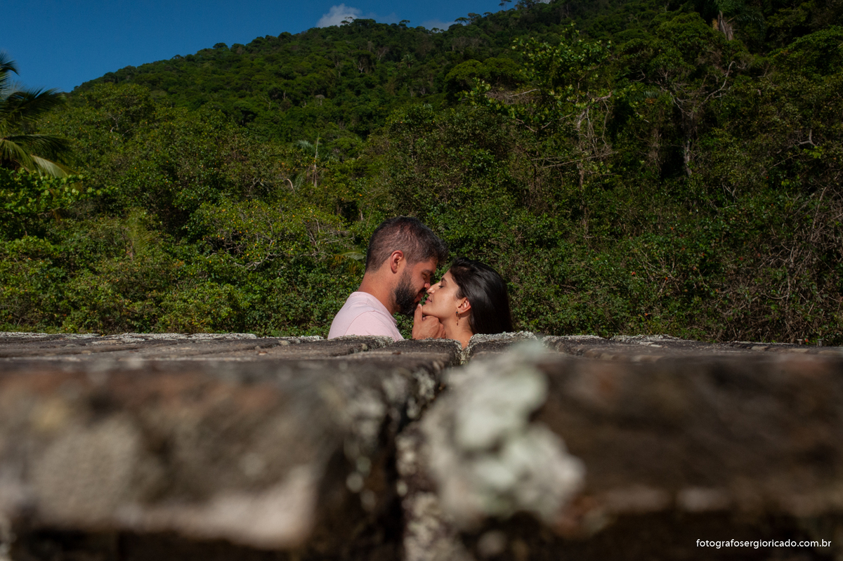 Fotografia de ensaio de casal na Praia dos Mangues em Ilha Grande, Angra dos Reis no Rio de Janeiro.