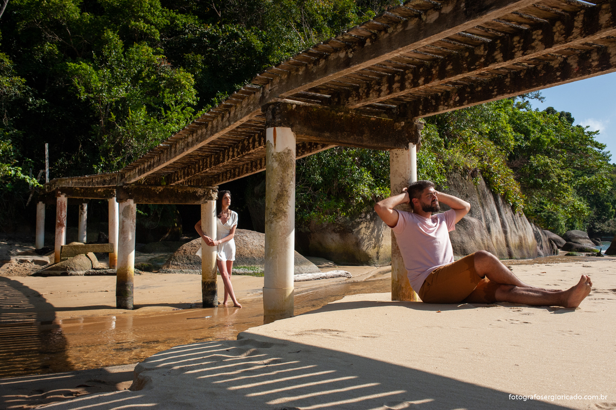 Fotografia de ensaio de casal na Praia dos Mangues em Ilha Grande, Angra dos Reis no Rio de Janeiro.