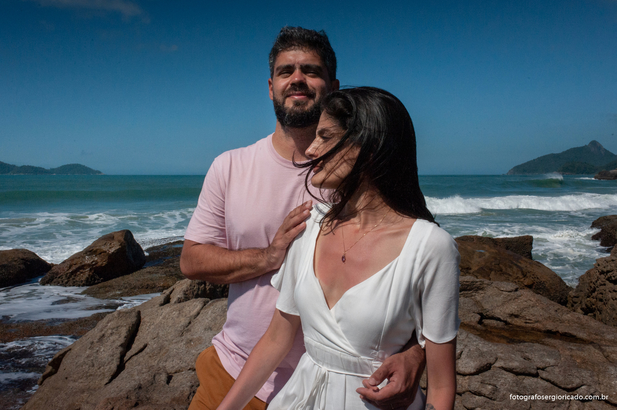 Fotografia de ensaio de casal na Praia de Lopes Mendes em Ilha Grande, Angra dos Reis no Rio de Janeiro.
