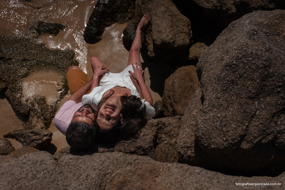 Fotografia de ensaio de casal na Praia de Lopes Mendes em Ilha Grande, Angra dos Reis no Rio de Janeiro.