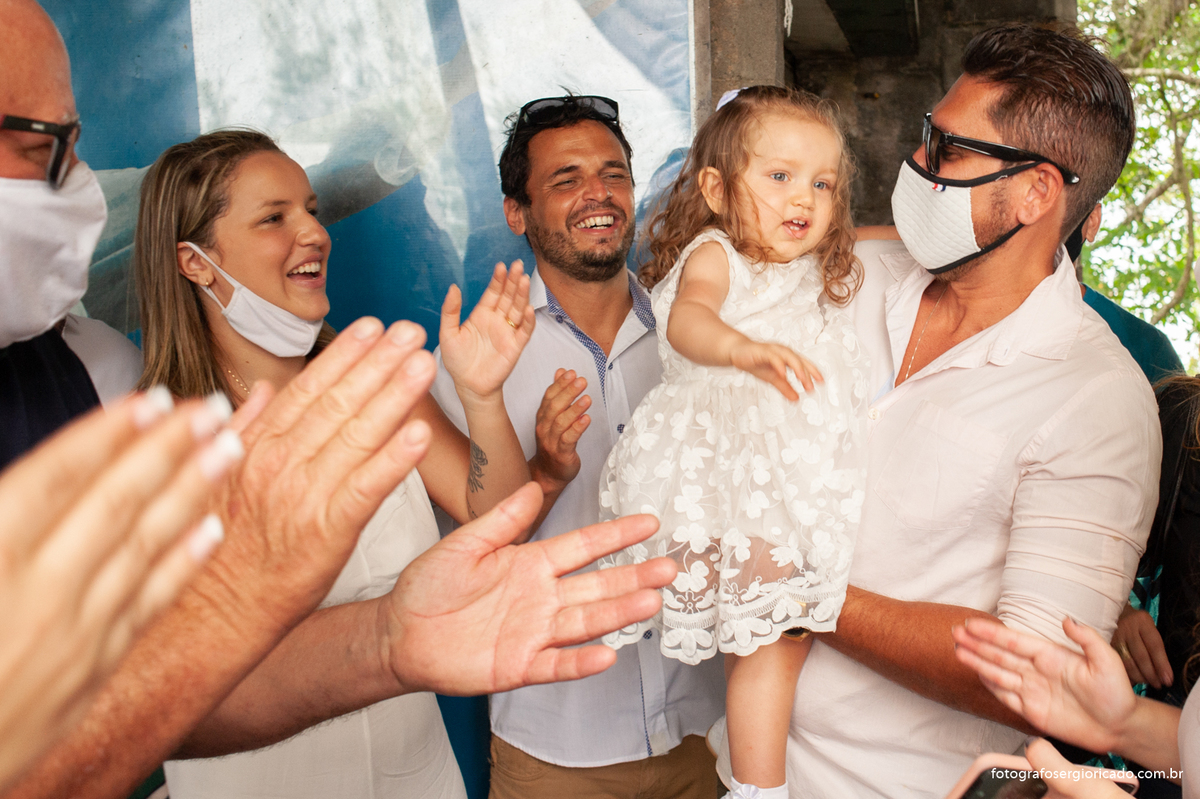 Imagem de criança batizada na área externa da Capela de Nossa Senhora Aparecida no Cristo Redentor localizado no Morro do Corcovado no Rio de Janeiro
