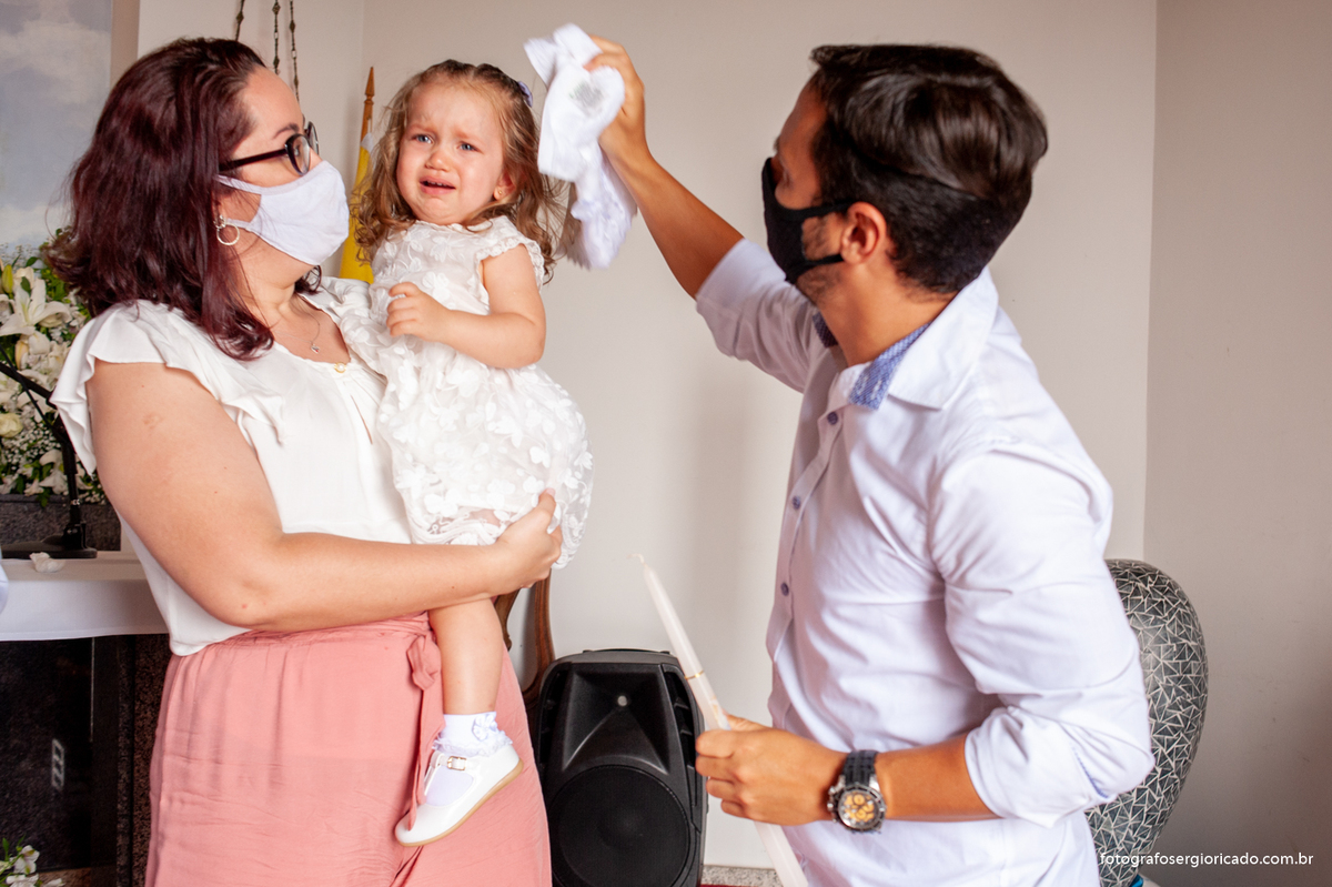 Fotografia dos padrinhos com criança recebendo o batismo na Capela de Nossa Senhora Aparecida no Cristo Redentor localizado no Morro do Corcovado no Rio de Janeiro