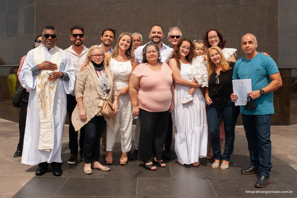 Retrato da família durante cerimônia do batismo na Capela de Nossa Senhora Aparecida no Cristo Redentor localizado no Morro do Corcovado no Rio de Janeiro