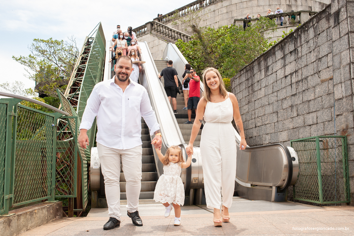 Imagem dos pais com criança batizada na área externa da Capela de Nossa Senhora Aparecida no Cristo Redentor localizado no Morro do Corcovado no Rio de Janeiro