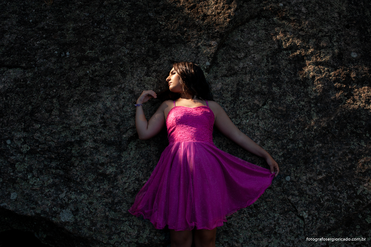 foto do ensaio de 15 anos com vestido rosa no bairro da urca  no caminho cláudio coutinho no rio de janeiro 