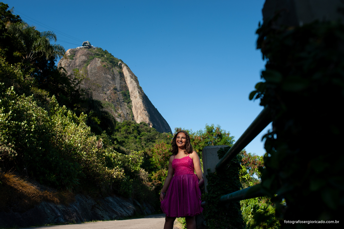 fotografia do ensaio de 15 anos com vestido rosa no bairro da urca  no caminho cláudio coutinho no rio de janeiro 