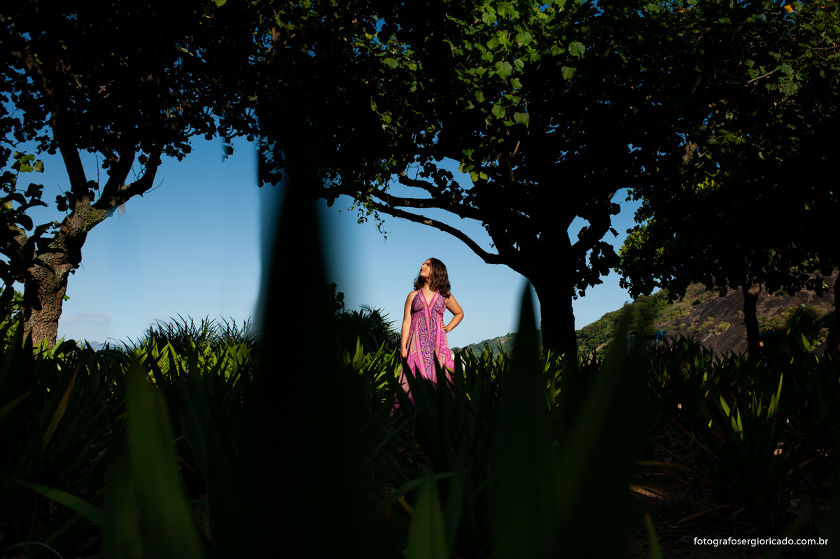 fotografia do ensaio de 15 anos com vestido rosa na prai da urca no rio de janeiro 