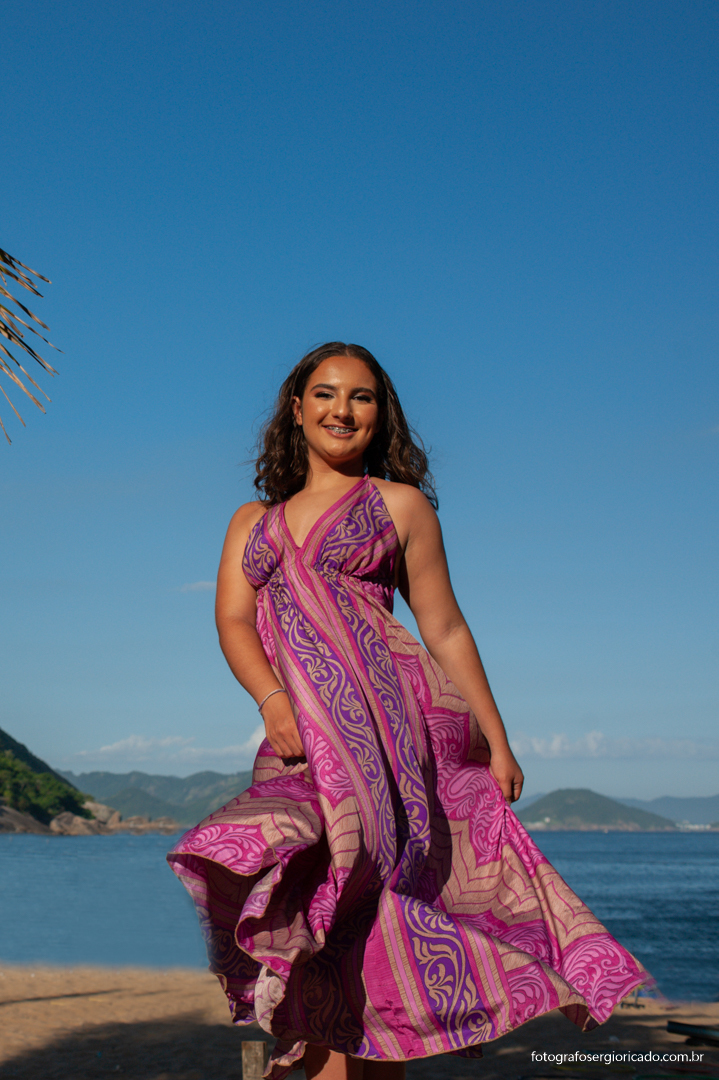 foto do ensaio de 15 anos com vestido rosa na prai da urca no rio de janeiro 