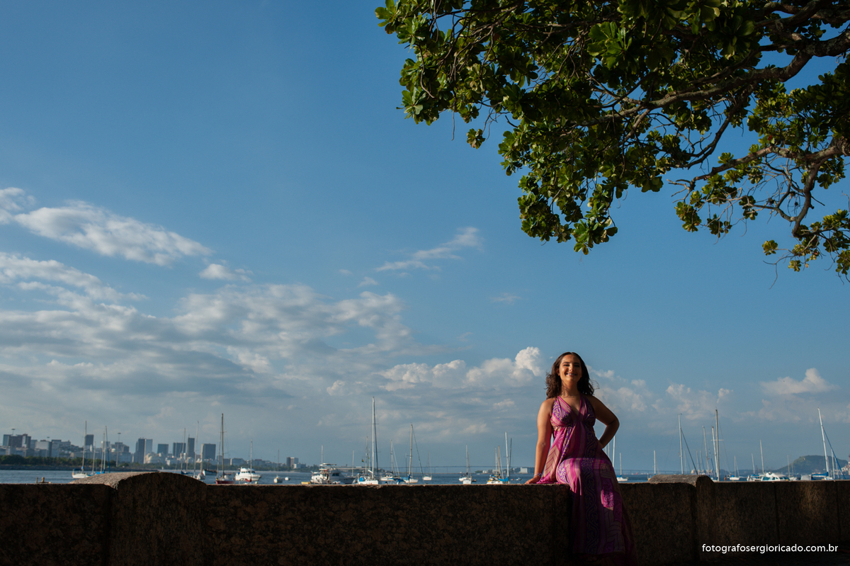 imagem do ensaio de 15 anos com vestido rosa na mureta da urca no rio de janeiro 