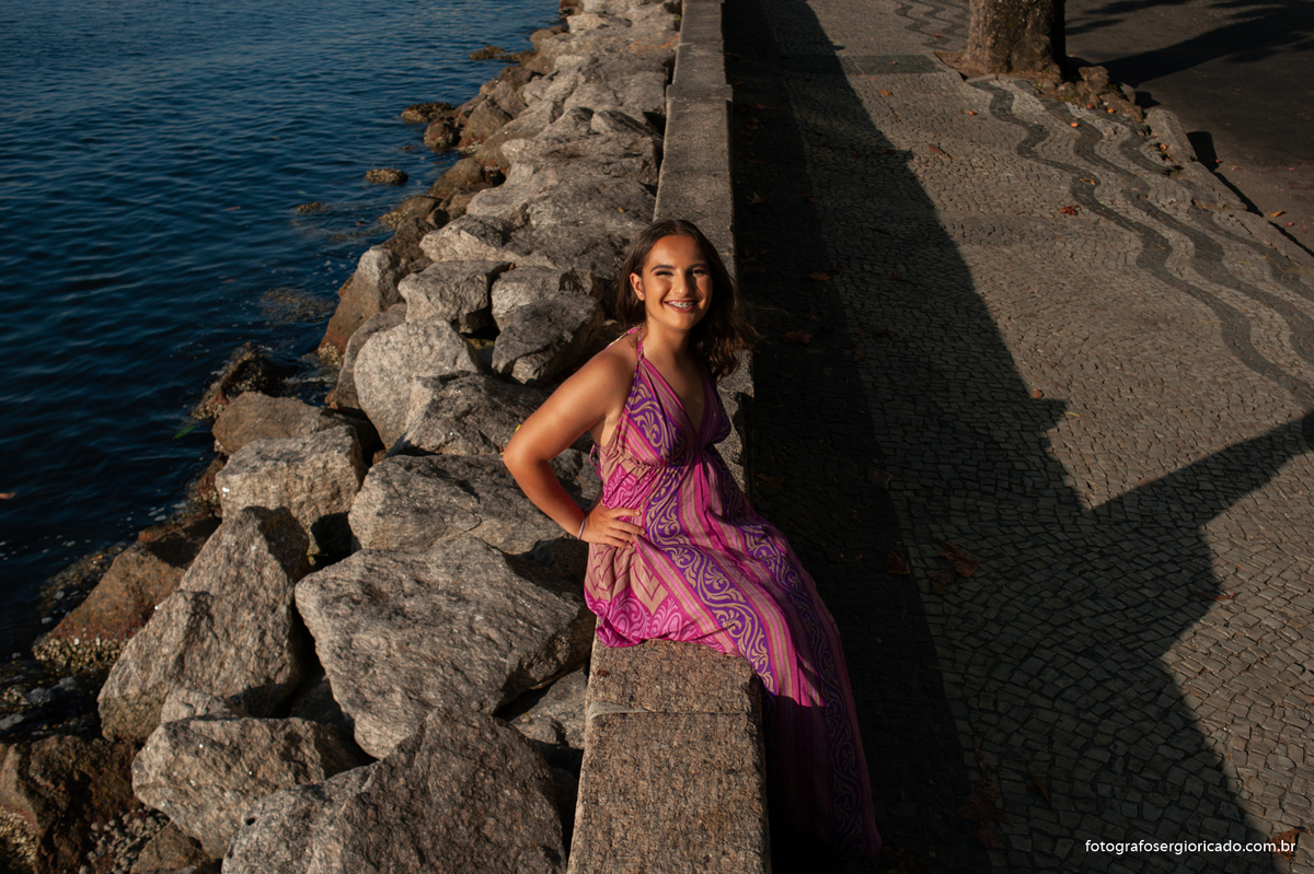 imagem do ensaio de 15 anos com vestido rosa na mureta da urca no rio de janeiro 