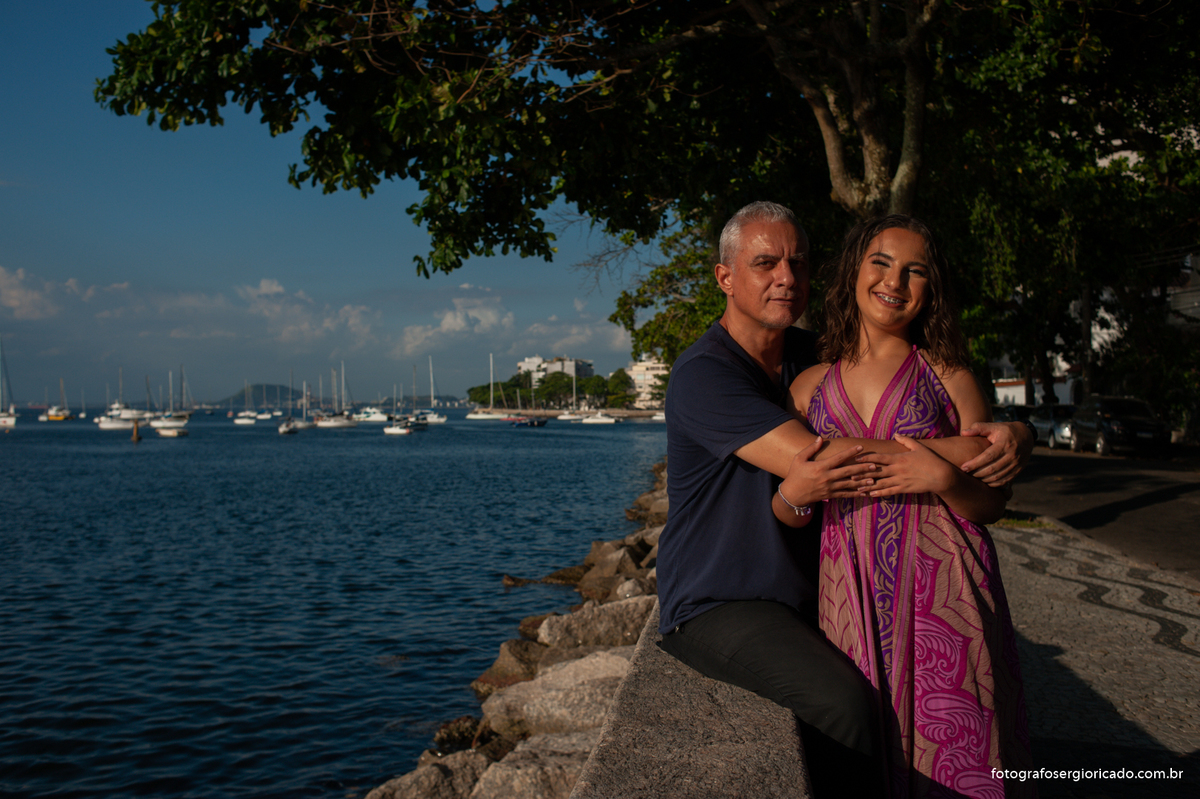 fotografia do ensaio de debutante com o pai vestido rosa na mureta da urca no rio de janeiro 