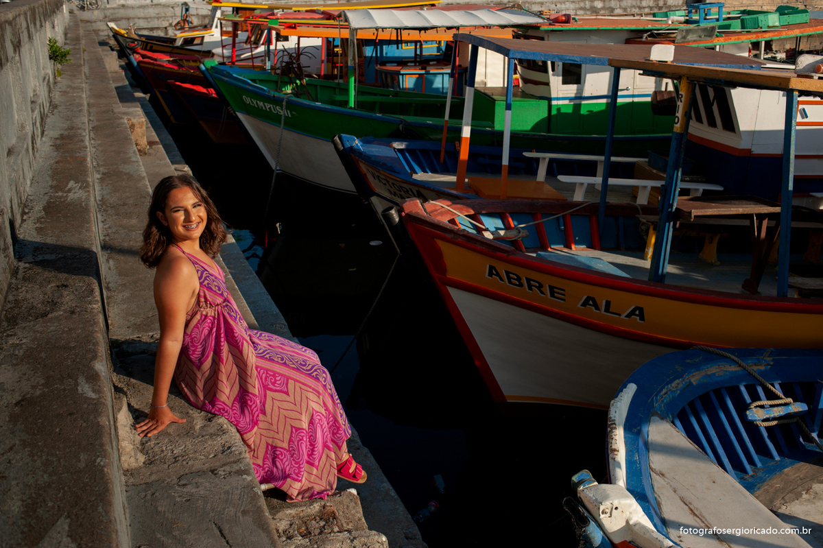 fotografia do ensaio de debutante com vestido rosa no cais da urca no rio de janeiro 