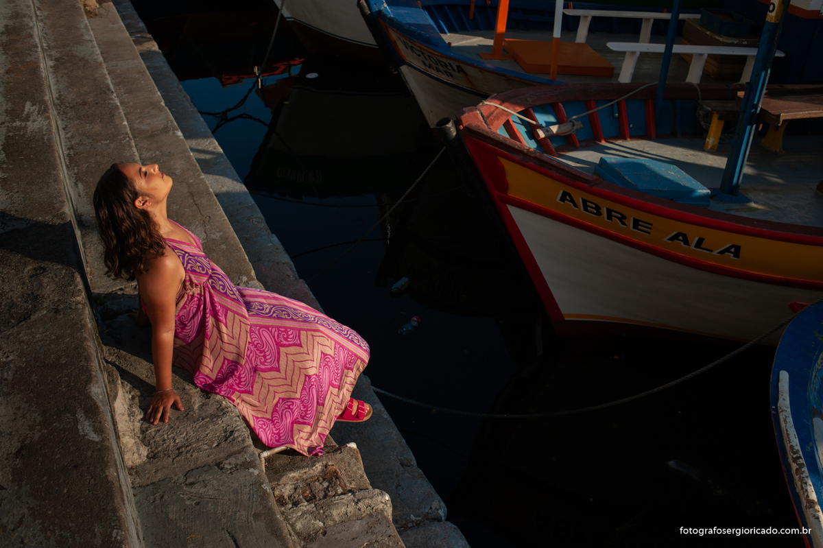 fotografia do ensaio de debutante com vestido rosa no cais da urca no rio de janeiro 