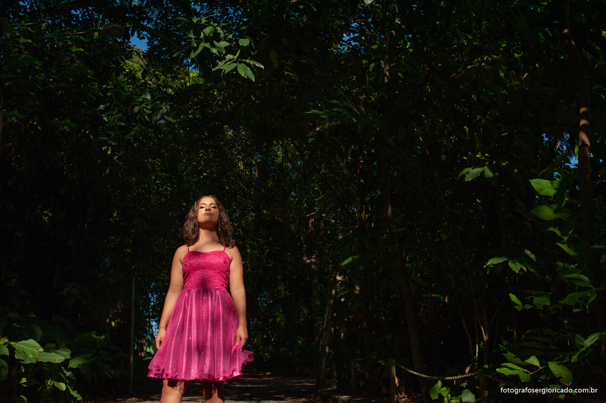 imagem do ensaio de 15 anos com vestido rosa no bairro da urca  no caminho cláudio coutinho no rio de janeiro 