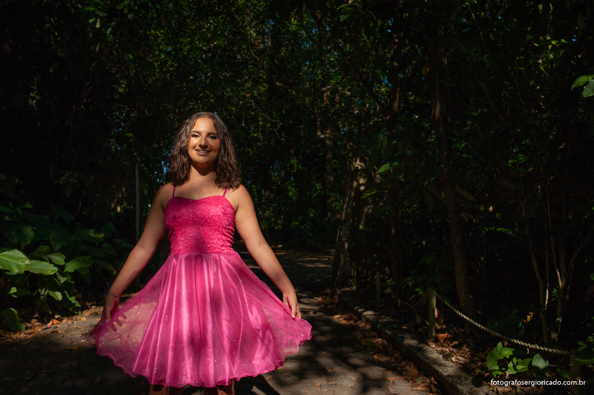 fotografia do ensaio de 15 anos com vestido rosa no bairro da urca  no caminho cláudio coutinho no rio de janeiro 
