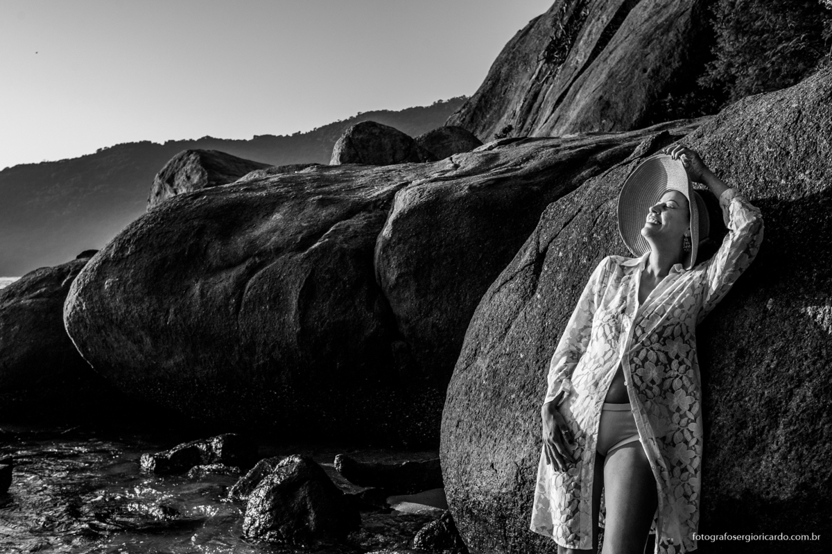 imagem do ensaio fotográfico feminino em preto e branco durante amanhecer na ilha grande, angra dos reis na costa verde no rio de janeiro