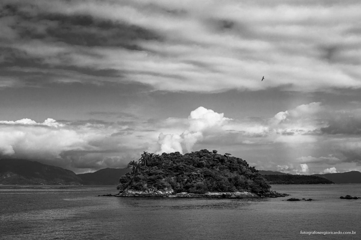 Fotografia da baía de Angra dos Reis na costa verde no Rio de Janeiro