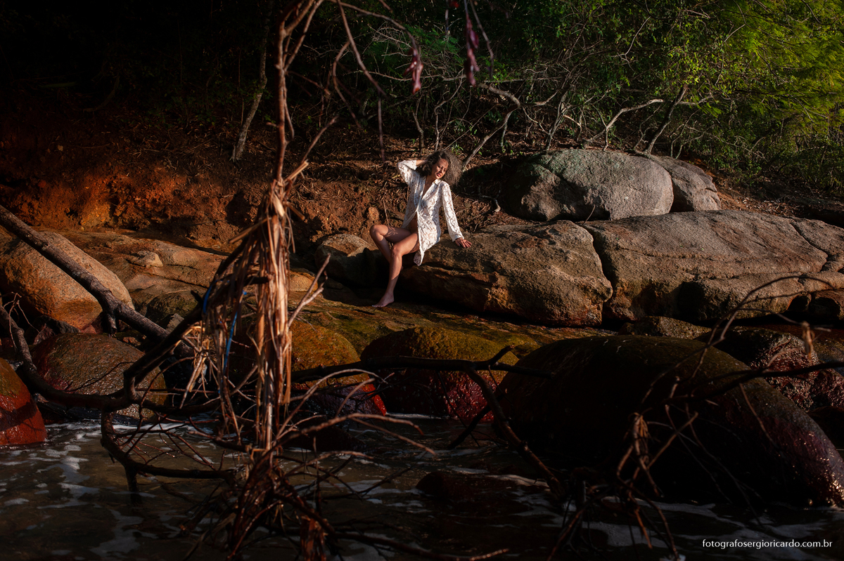 imagem do ensaio fotográfico feminino durante amanhecer na ilha grande, angra dos reis na costa verde no rio de janeiro