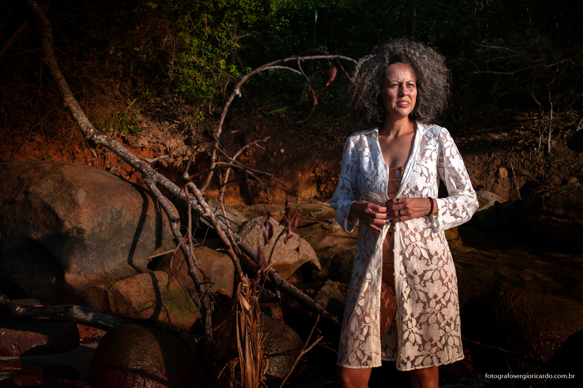ensaio fotográfico feminino durante amanhecer na ilha grande, angra dos reis na costa verde no rio de janeiro