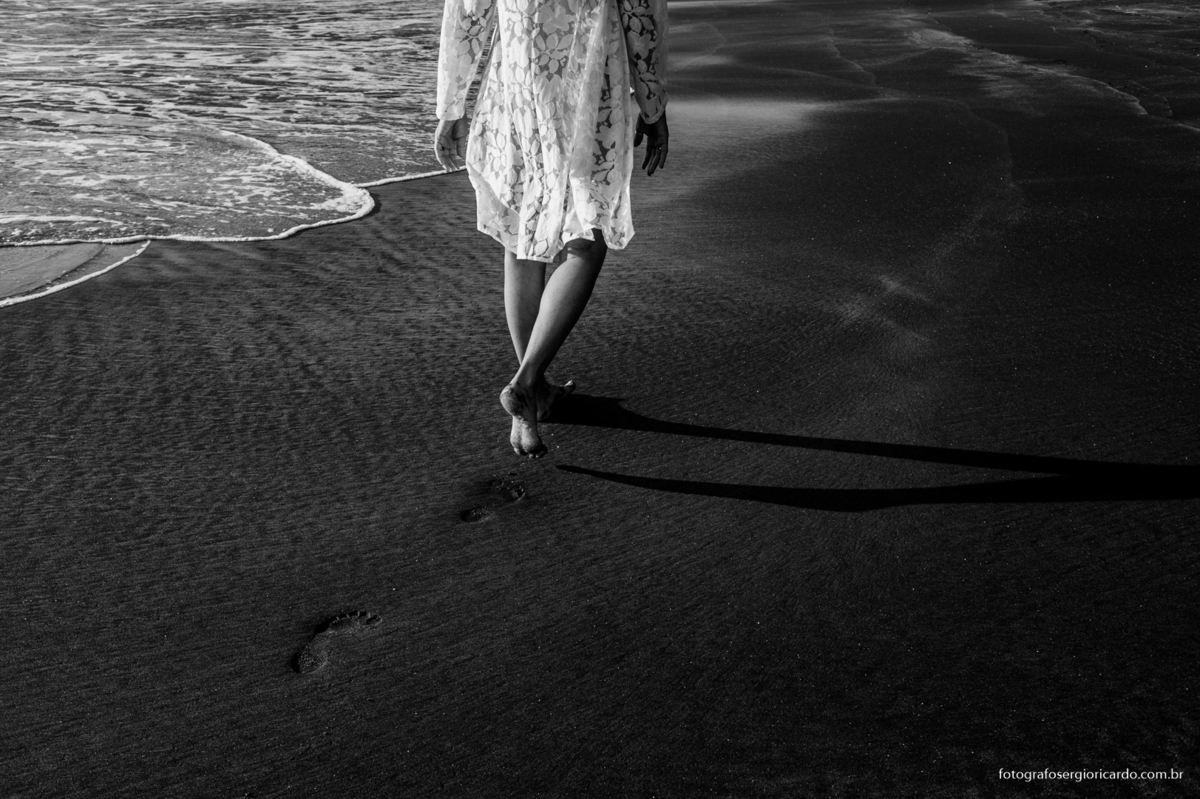 ensaio fotográfico feminino em preto e branco durante amanhecer na ilha grande, angra dos reis na costa verde no rio de janeiro