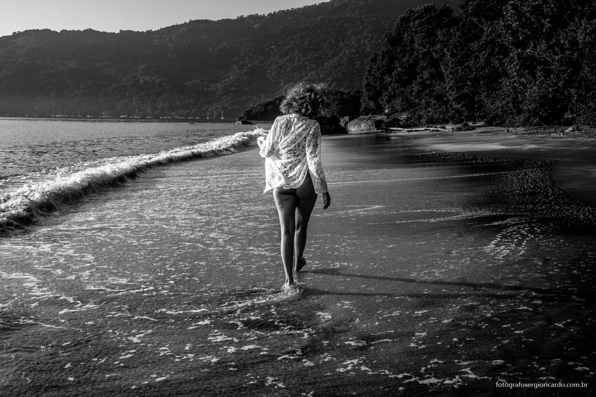 ensaio fotográfico feminino em preto e branco durante amanhecer na ilha grande, angra dos reis na costa verde no rio de janeiro