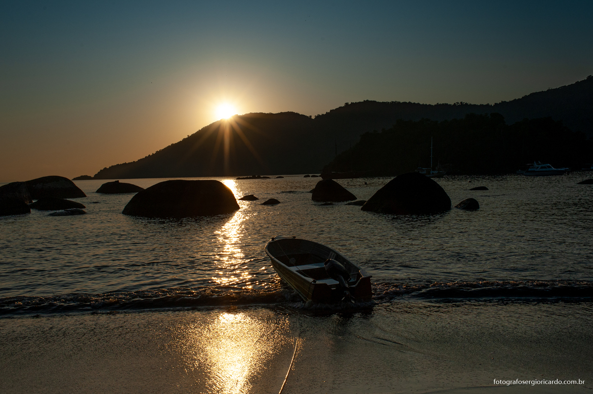 imagem do amanhecer na praia do abraão na ilha grande, angra dos reis na costa verde no rio de janeiro