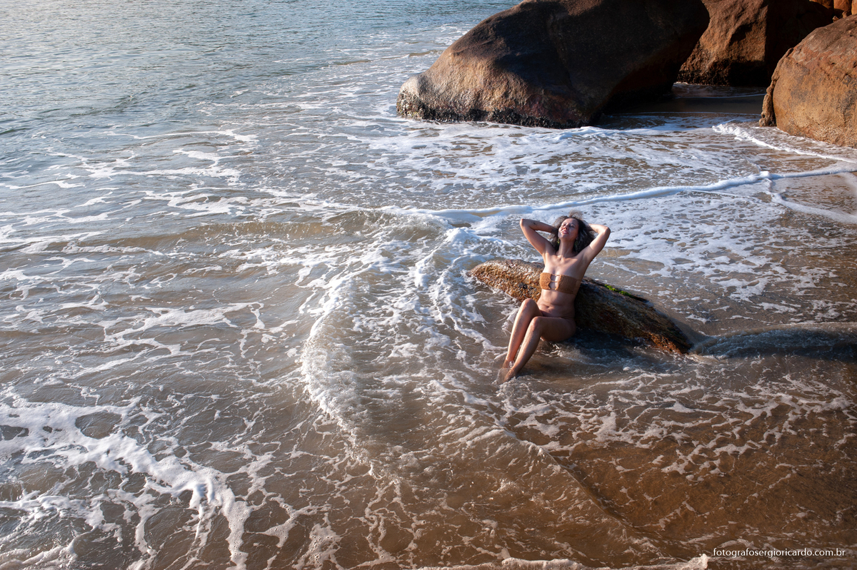 ensaio fotográfico feminino na praia preta durante amanhecer na ilha grande, angra dos reis na costa verde no rio de janeiro