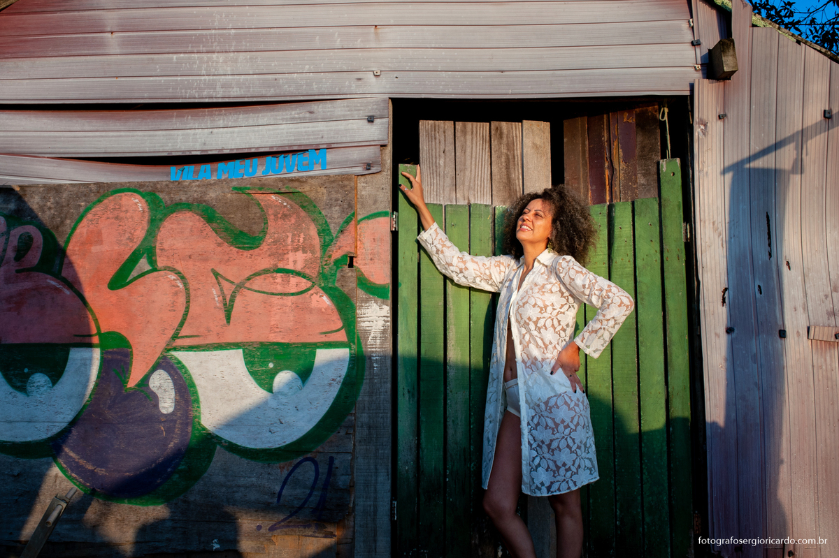 imagem do ensaio fotográfico feminino durante amanhecer na ilha grande, angra dos reis na costa verde no rio de janeiro