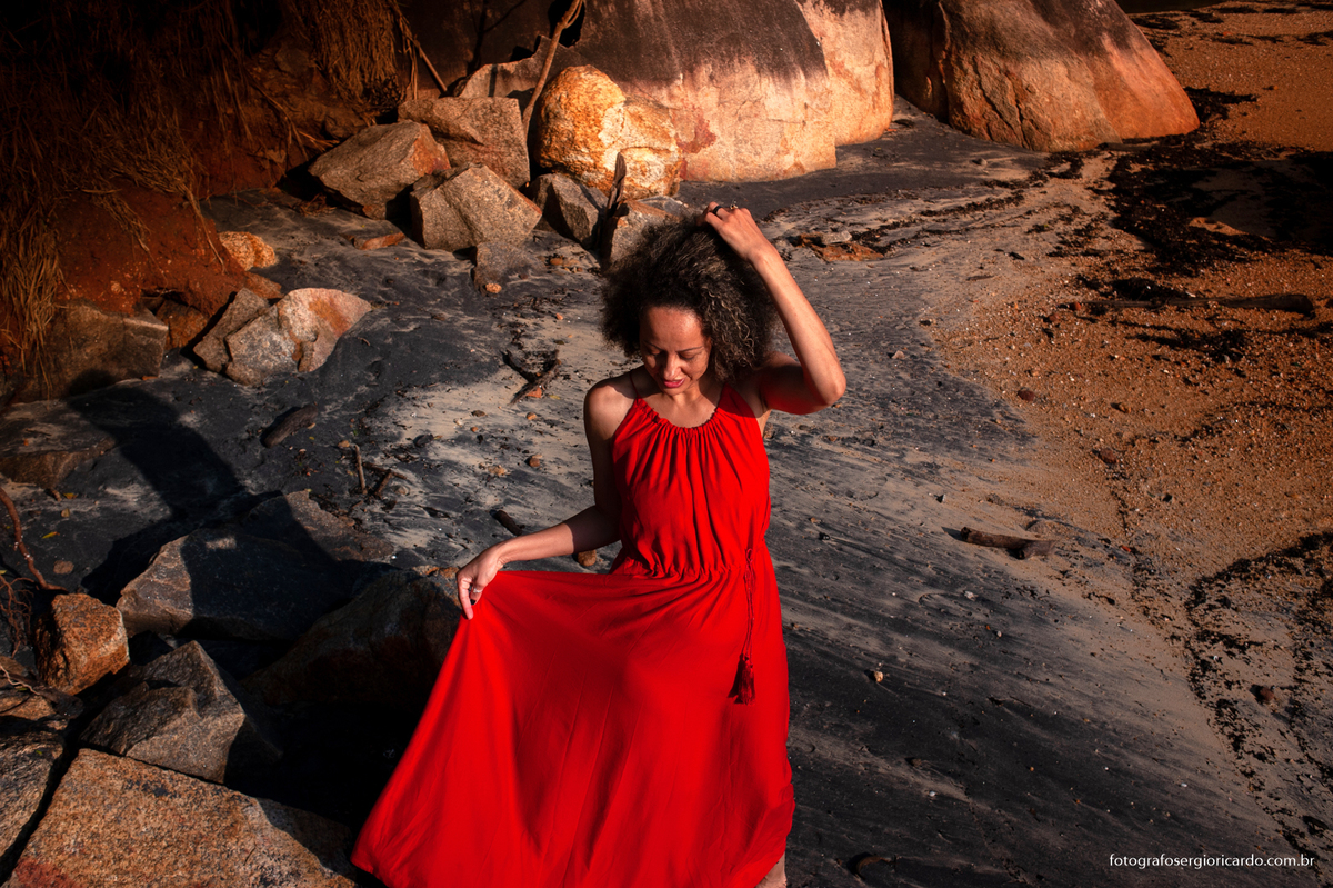 ensaio fotográfico feminino na praia do lazareto durante amanhecer na ilha grande, angra dos reis na costa verde no rio de janeiro