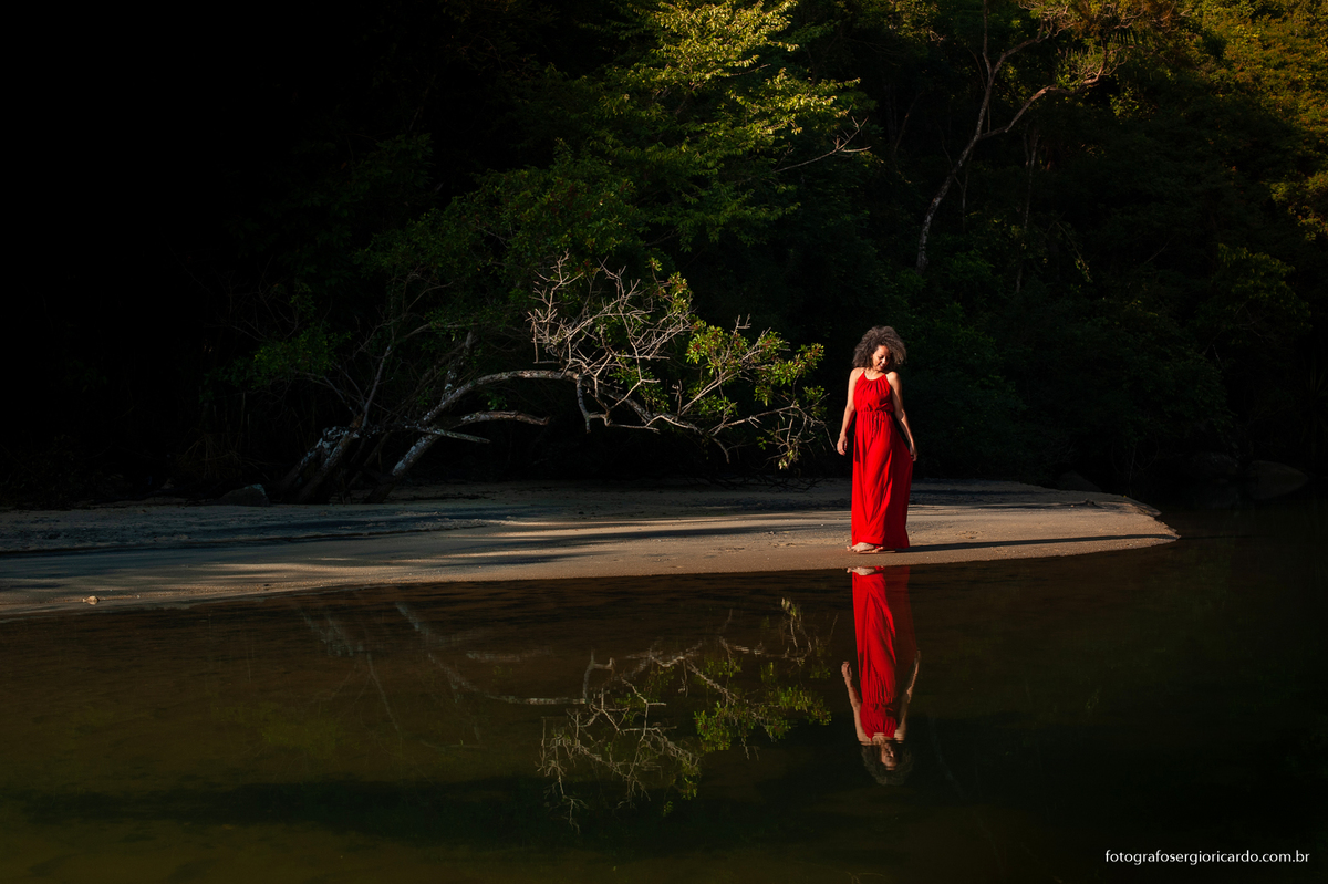 ensaio fotográfico feminino na praia do lazareto durante amanhecer na ilha grande, angra dos reis na costa verde no rio de janeiro