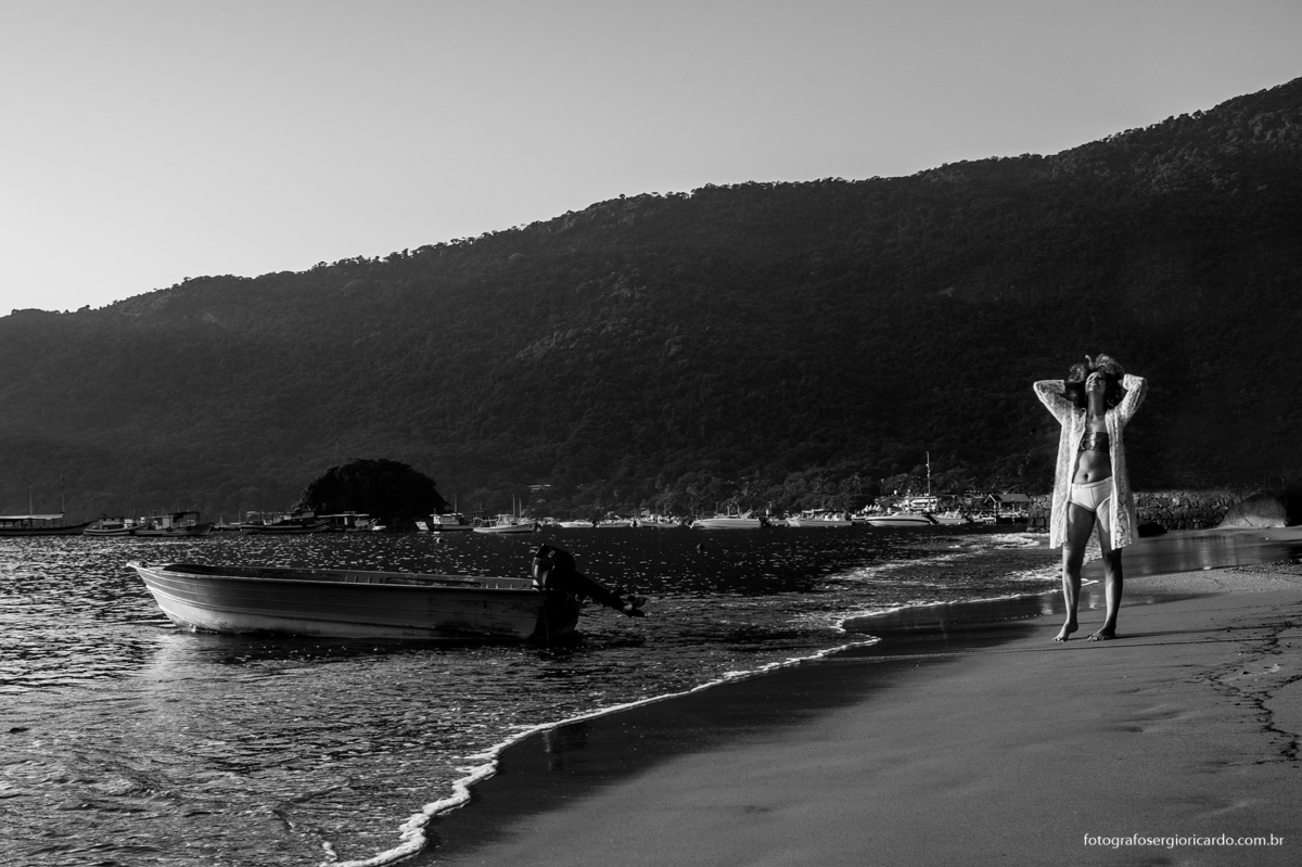 imagem do ensaio fotográfico feminino em preto e branco durante amanhecer na ilha grande, angra dos reis na costa verde no rio de janeiro