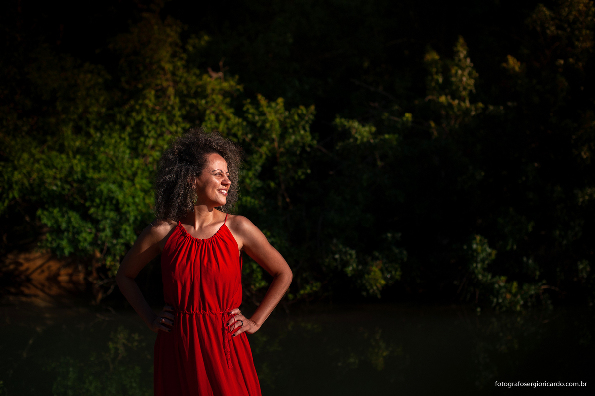 ensaio fotográfico feminino na praia do lazareto durante amanhecer na ilha grande, angra dos reis na costa verde no rio de janeiro