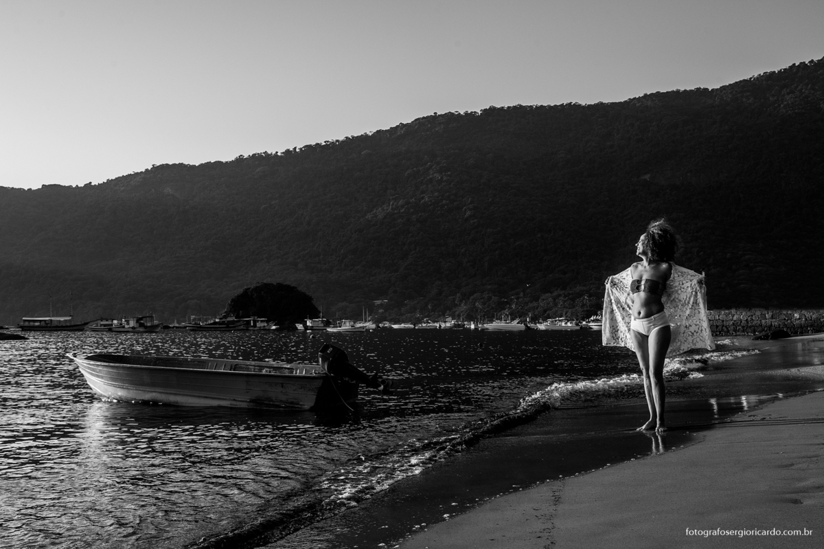 imagem do ensaio fotográfico feminino em preto e branco durante amanhecer na ilha grande, angra dos reis na costa verde no rio de janeiro