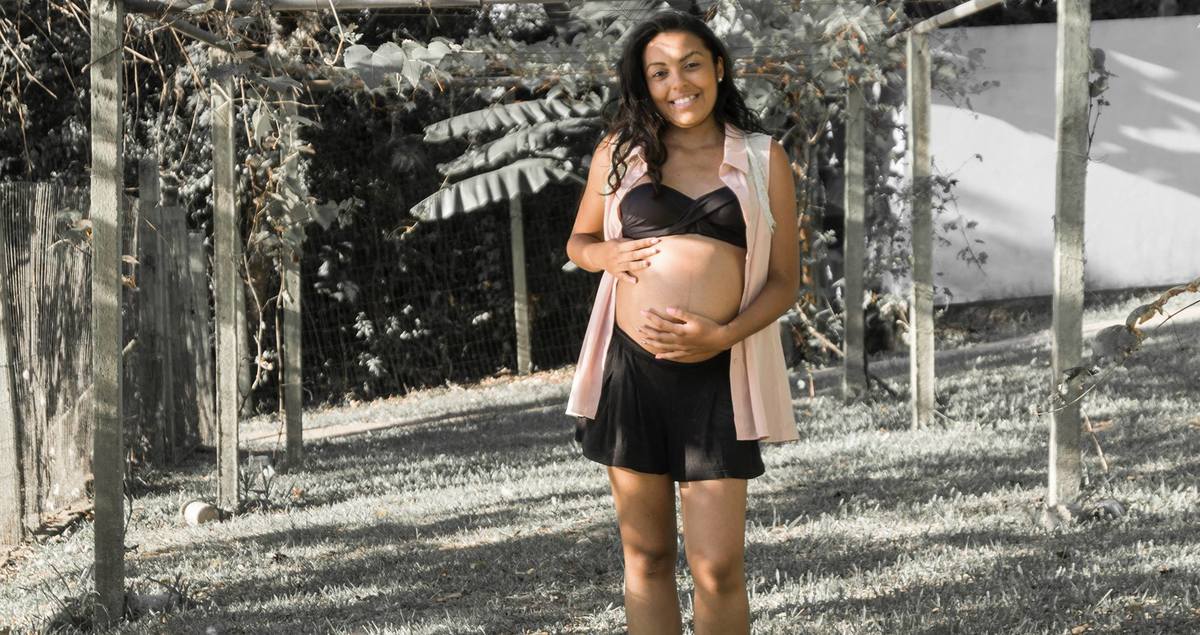 Foto corpo inteiro gestante acaricia a barriga