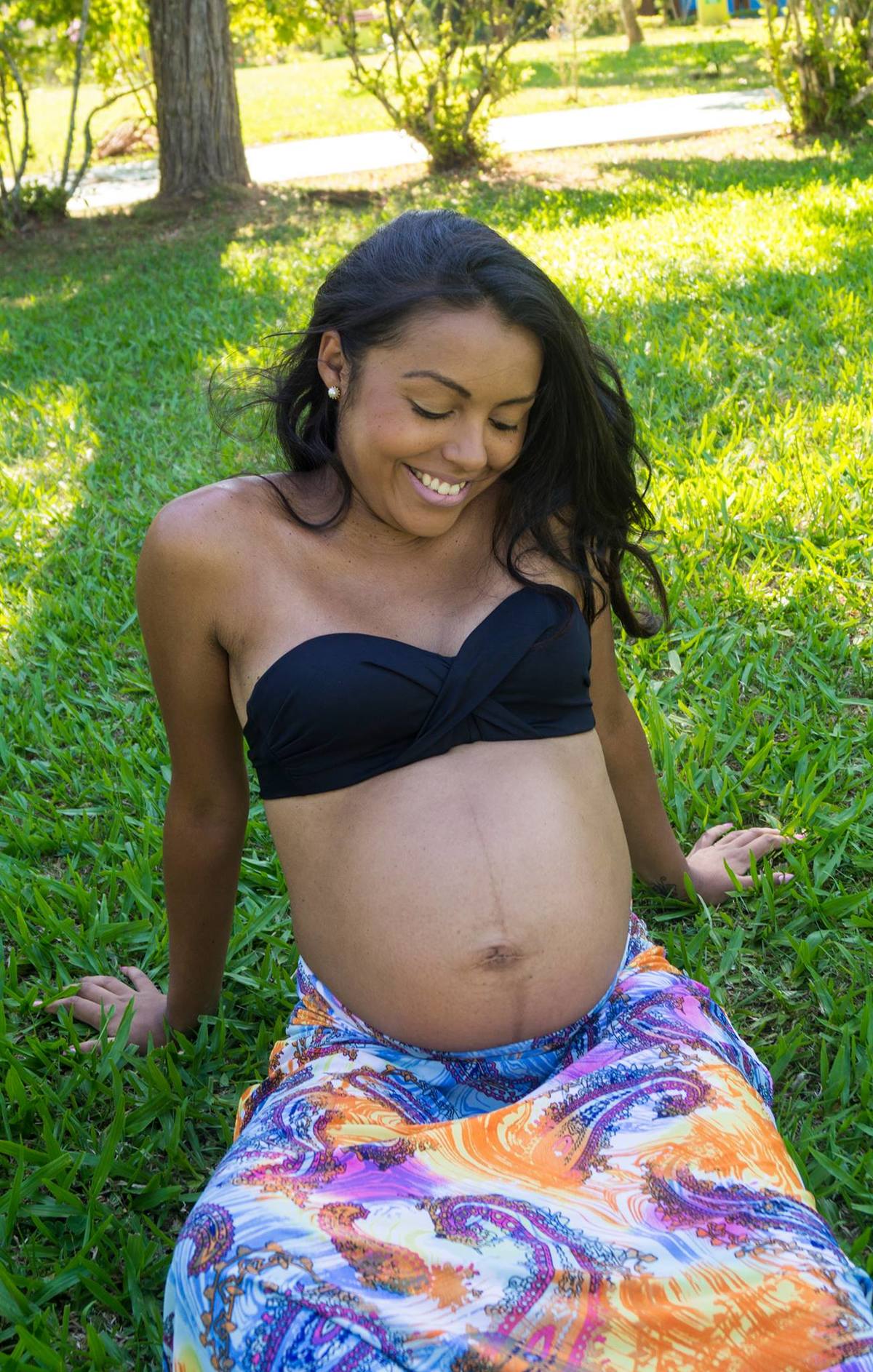 a mãe feliz olhando sua barriga a espera da Luiza.