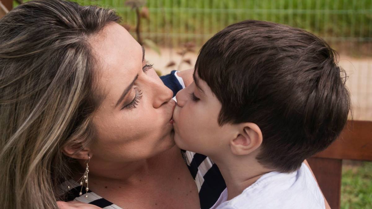 Mãe e filho dão um selinho