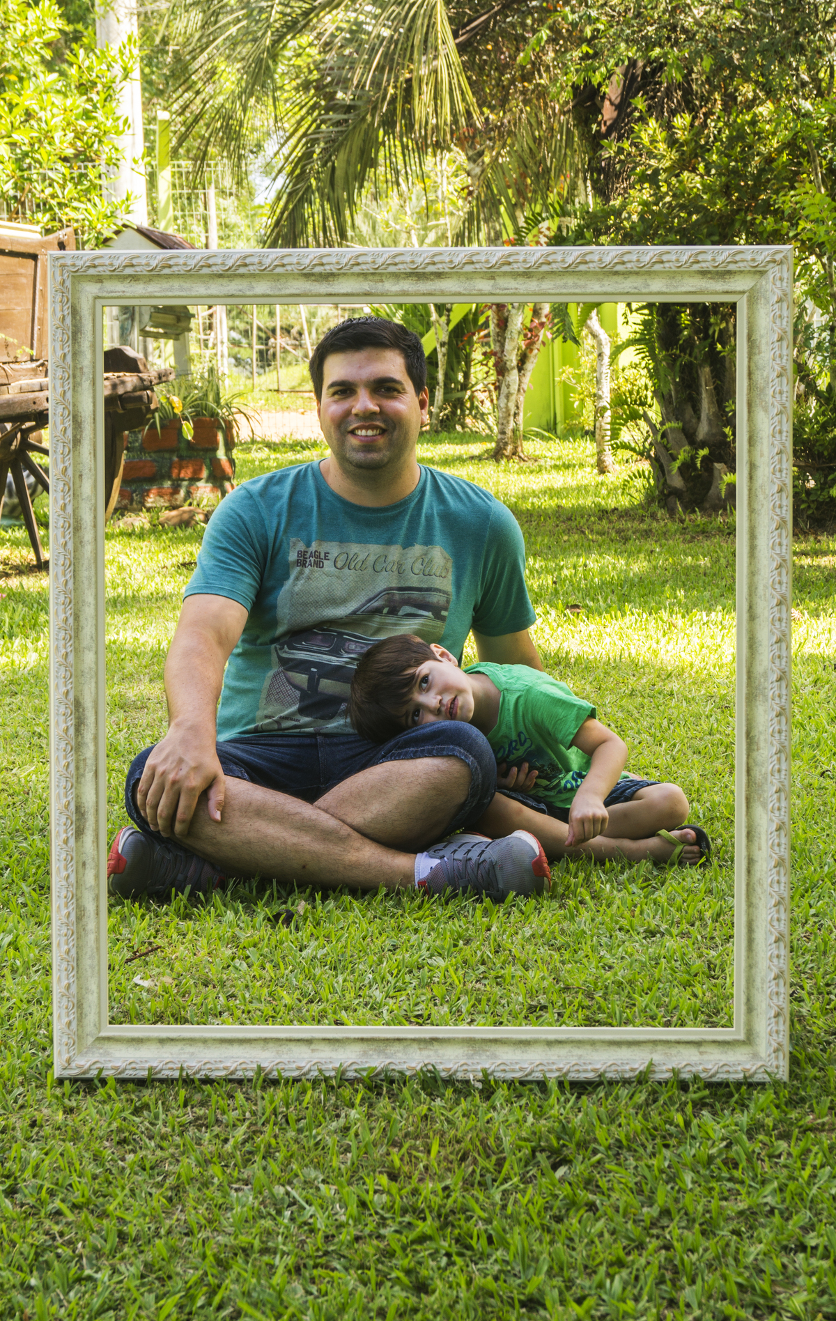 Foto pai e filho sentados na grama